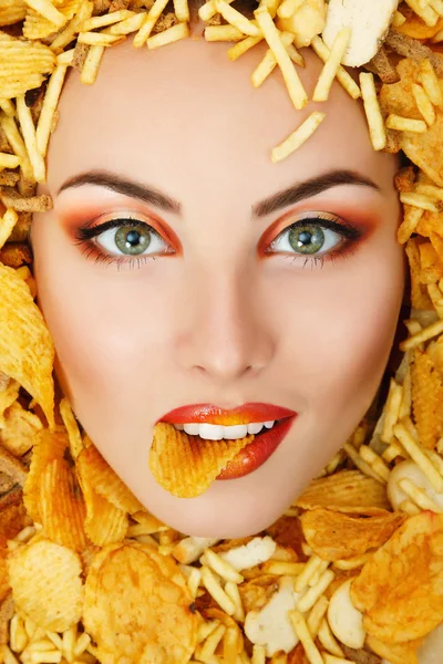 Gezicht van de schoonheid van de vrouw met unhealth eten fastfood aardappel chips ru — Stockfoto