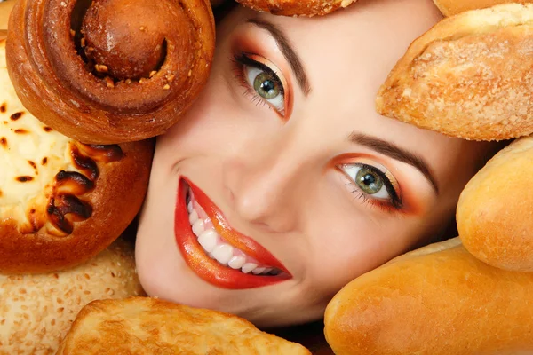 Cara de belleza de la mujer con pan pan empanada comida para hornear — Foto de Stock