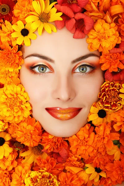 Gezicht van de schoonheid van de vrouw met oranje bloemen — Stockfoto