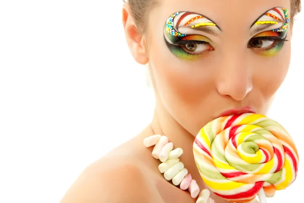 Frau leckt Bonbons mit schönem Make-up isoliert auf weiß — Stockfoto