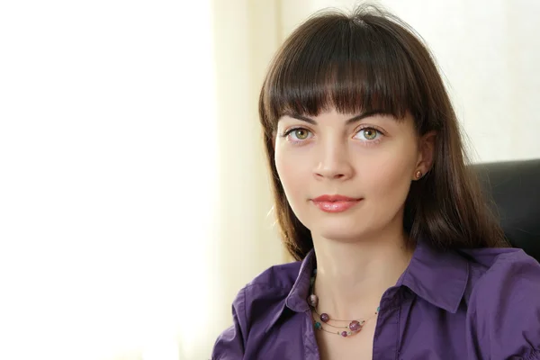 Femme d'affaires jolie au bureau — Photo