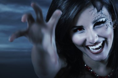 kadın gece arka plan üzerinde güzel halloween vampire