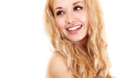 genç güzel kadın mutlu uzun sarı saçları ile gülümseyen güzellik portresi