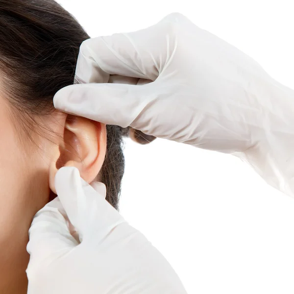 Giovane donna faccia con trattamento di bellezza orecchio plastica — Foto Stock