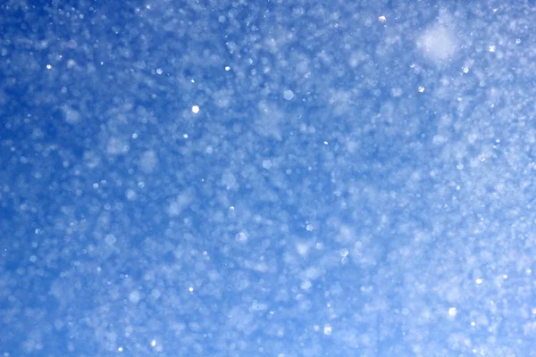 Зимнее небо голубое, на фоне снега и солнечных лучей — стоковое фото