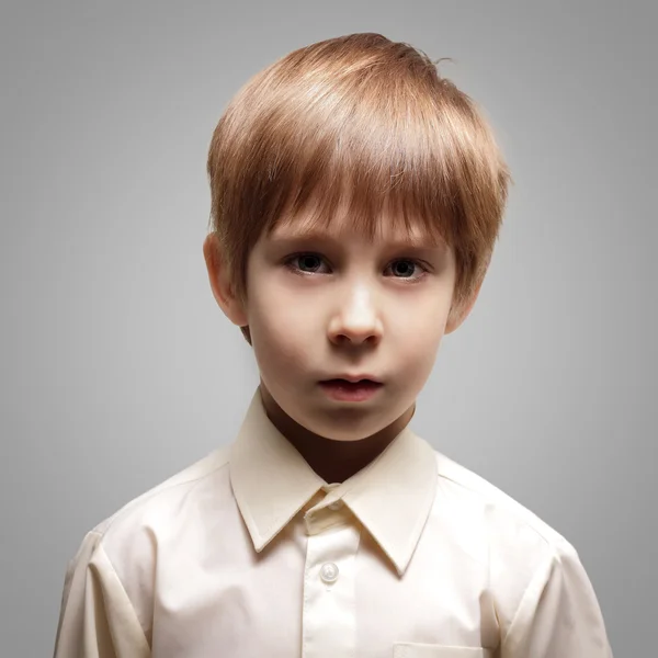 Jongen weinig emotionele aantrekkelijke verzameling maken gezichten — Stockfoto