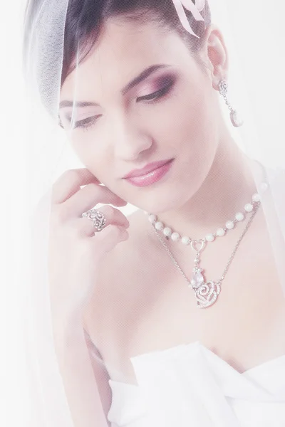 Красивая молодая невеста с красивым макияжем и вуалем — стоковое фото