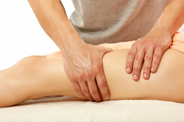 Masseur macht Anticellulite Massage junge Frau isoliert auf weiß — Stockfoto