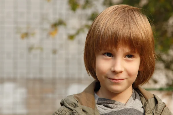 Bambino sorridente carino ritratto all'aperto — Foto Stock