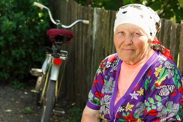 Vrouw Oekraïense senior zomer buiten — Stockfoto