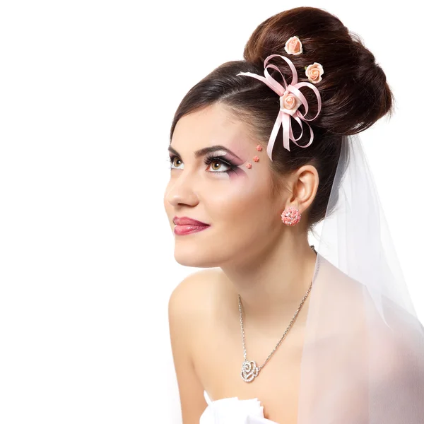 Belleza joven novia con hermoso maquillaje na peinado en velo —  Fotos de Stock