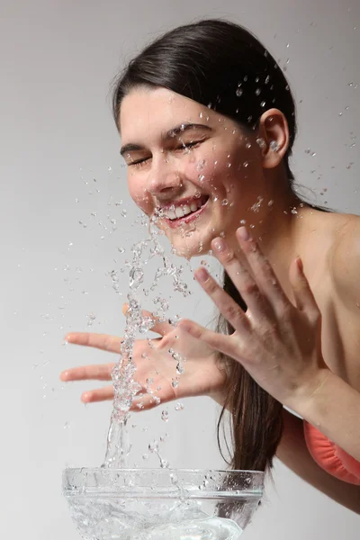 Teenager girl beautiful washing cheerful enjoying clean water — Stock Photo, Image