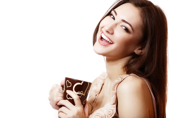 Joven feliz hermosa mujer hoolding taza de té o café — Foto de Stock