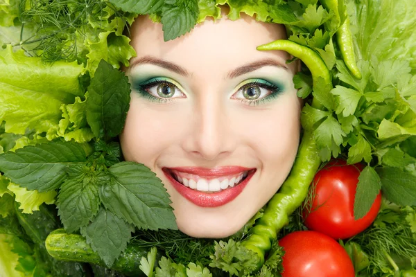 Légumes verts cadre femme beauté visage — Photo