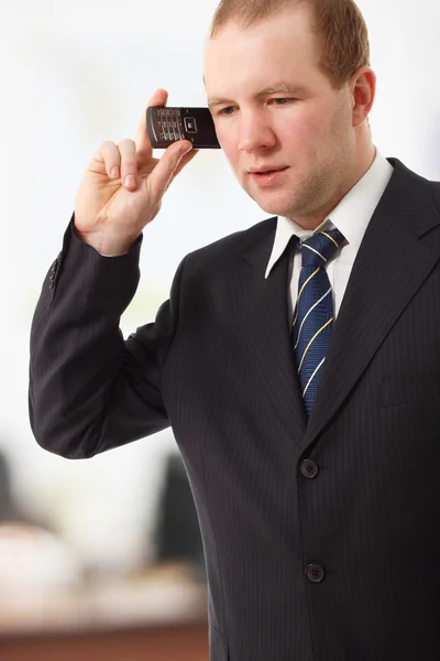 Mladý podnikatel hovoří mobilní telefon — Stock fotografie