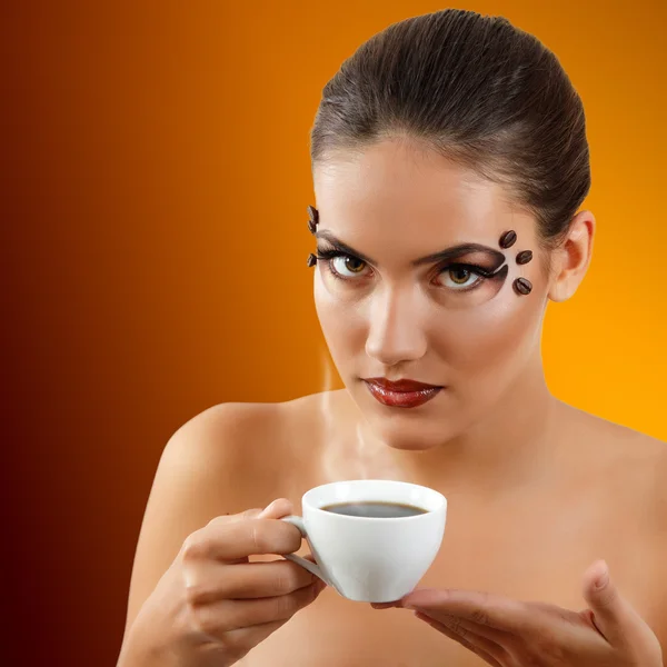 Mulher bebendo café com bela maquiagem isolada em marrom — Fotografia de Stock