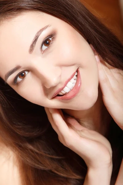 Dospívající dívka krásy tvář šťastný úsměv — Stock fotografie