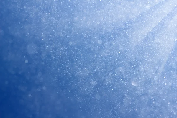 Invierno cielo azul con nieve y rayos de sol fondo — Foto de Stock