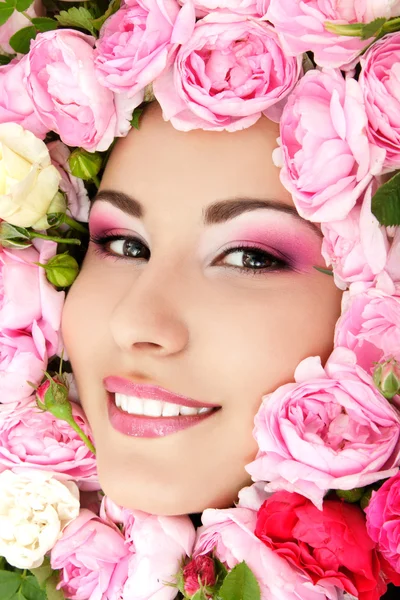 Retrato de beleza de belo rosto feminino jovem com rosas de flores — Fotografia de Stock
