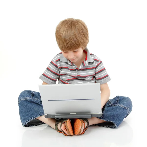 Jongen weinig leren met notebook geïsoleerd op wit — Stockfoto