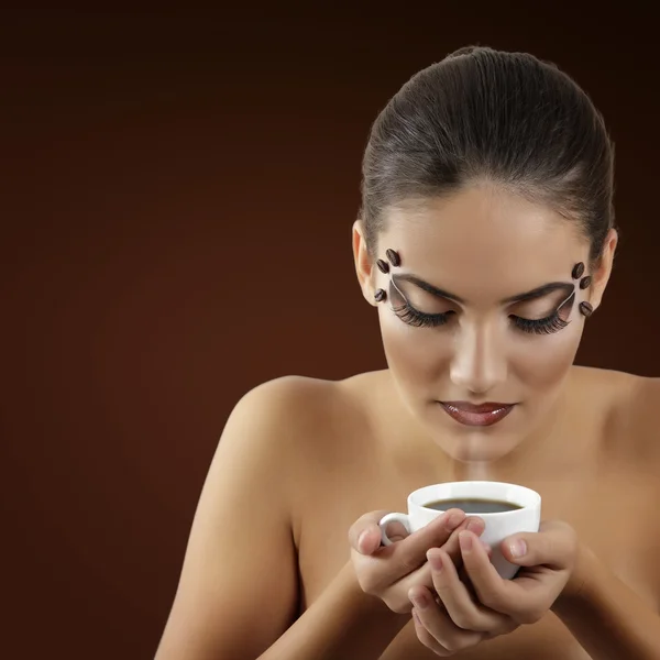 Menina adolescente bebendo café com bela maquiagem — Fotografia de Stock