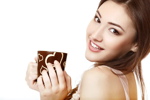 Bella donna hoolding tazza di tè o caffè e felice sorridente — Foto Stock