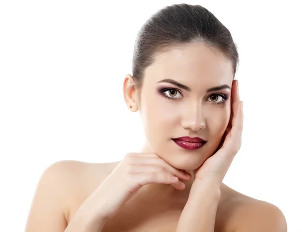 Retrato de belleza de mujer joven con hermoso maquillaje cogido de la mano cerca de su cara —  Fotos de Stock