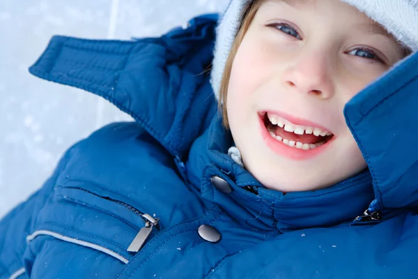 Junge haben wenig Spaß im Winter draußen — Stockfoto