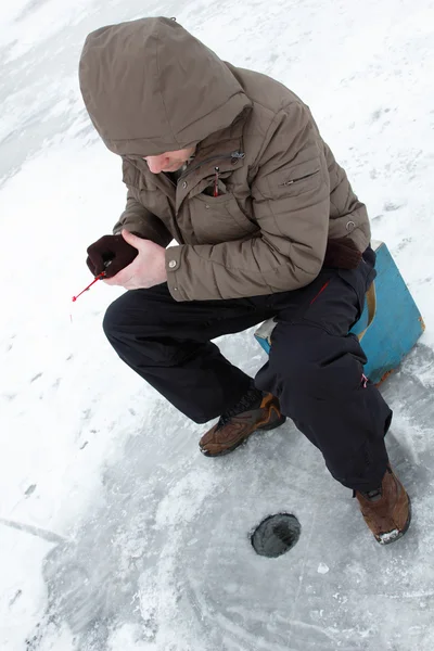 Pesca invernale famiglia tempo libero all'aperto — Foto Stock