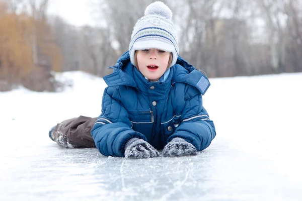 Мальчик мало весело провести зиму под открытым небом — стоковое фото