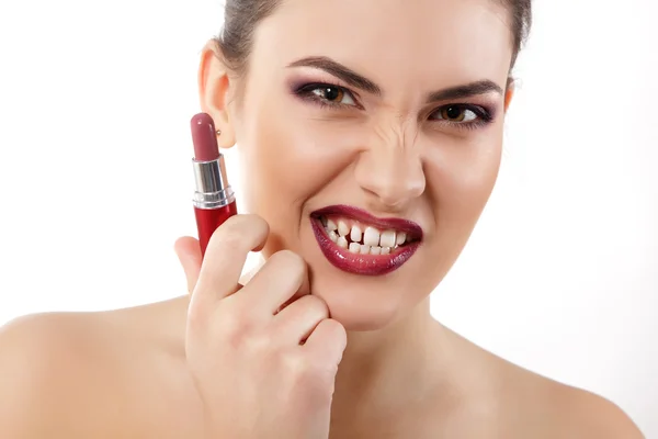 Grappige portret van jonge mooie vrouw met lippenstift maken grimas en Toon tanden — Stockfoto