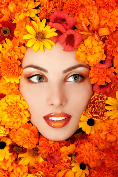 Retrato de beleza de belo rosto feminino com moldura de flores laranja — Fotografia de Stock