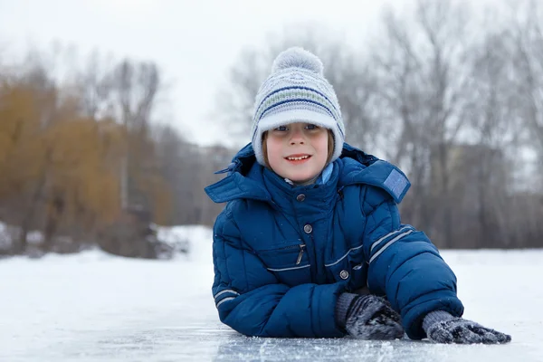 Pojke ha lite kul vinterförvaring utomhus — Stockfoto