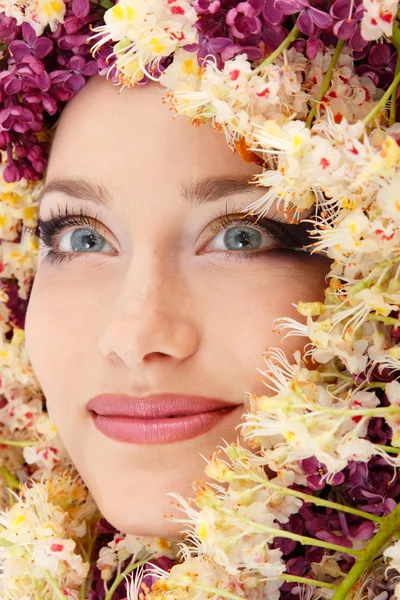 Hermosa cara de mujer con marco de flor de castaño — Foto de Stock