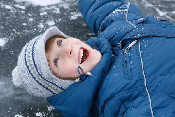 Pojke ha lite kul vinter utomhus på skridskor isbanan — Stockfoto