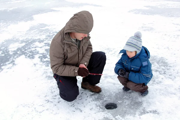 Winter visserij familie vrije tijd — Stockfoto