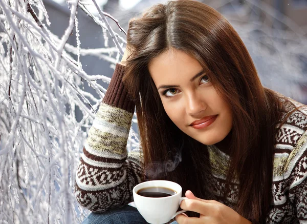 Dospívající dívka atraktivní, pití kávy nad zimní přírodou — Stock fotografie