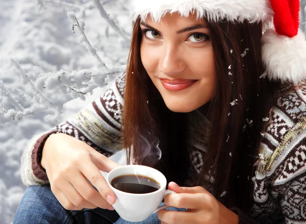Teen girl attractive drinking coffee over winter nature — Stock Photo, Image