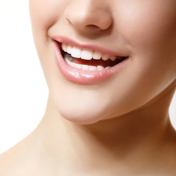 Sorriso de mulher bonita com grandes dentes brancos saudáveis . — Fotografia de Stock