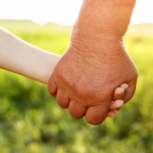 Hans barn och gamla senior överarbetad över nater vete sommaren sätter — Stockfoto