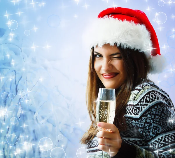 Donna natale giovane bella sorridente con cappello di Babbo Natale — Foto Stock