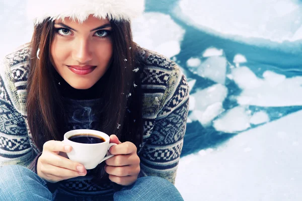 Tiener meisje aantrekkelijk drinken koffie over winter aard — Stockfoto