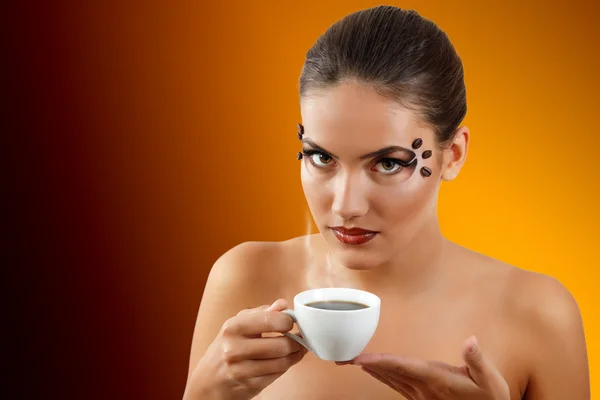 Donna che beve caffè con bel make-up isolato su marrone — Foto Stock