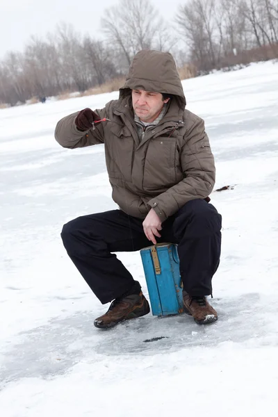 Pesca invernale famiglia tempo libero all'aperto — Foto Stock