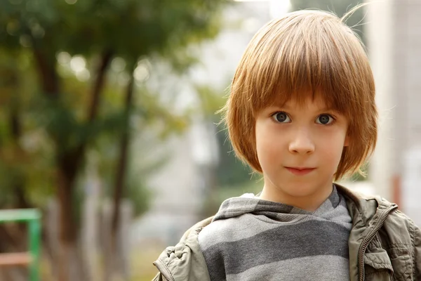Jongen kind schattig buiten portret — Stockfoto