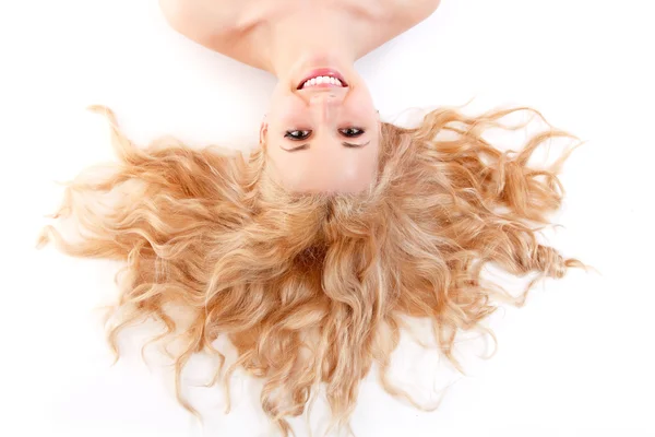 Krásné dlouhé blond zdraví kudrnaté vlasy mladé atraktivní žena — Stock fotografie