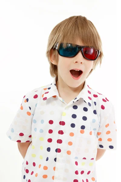 Menino feliz com óculos 3d isolado no branco — Fotografia de Stock