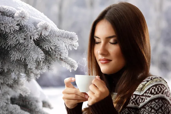 Dospívající dívka pití kávy zimní přírody pozadí — Stock fotografie