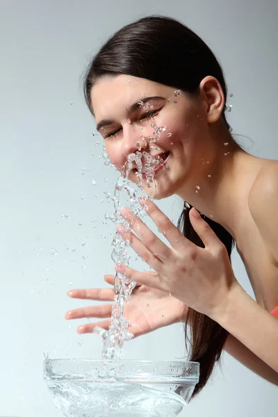 Teenager girl beautiful washing cheerful enjoying clean water — Stock Photo, Image
