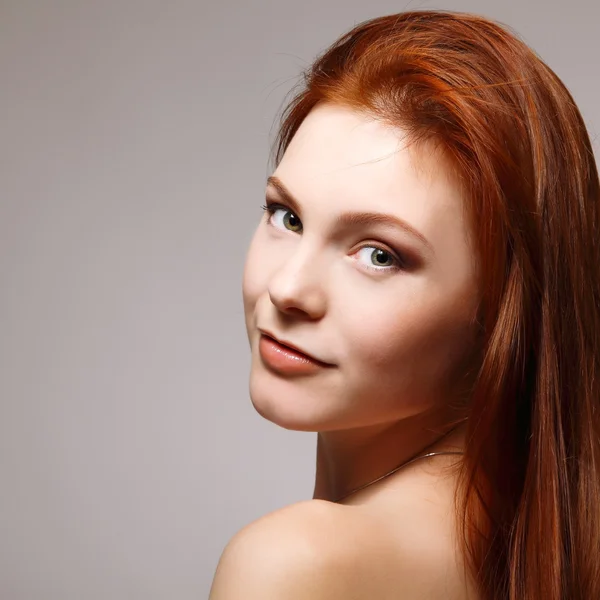 Szép hosszú vörös egészség haj a fiatal, vonzó nő — Stock Fotó